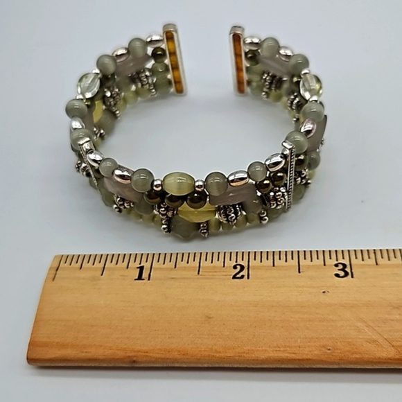 🩵 Glass and mixed material cream beaded cuff bracelet - Picture 8 of 11